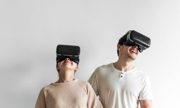 white-couple-experiencing-virtual-reality-with-vr-AJZC7DN.jpg